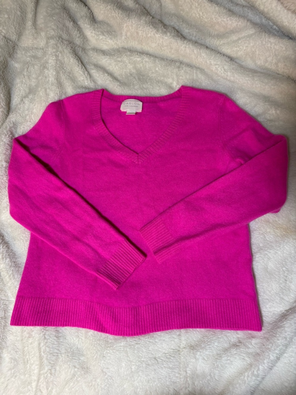 Caslon Women's V-Neck Full Cashmere Fall Quiet Luxury Sweater in Bright Fuchsia